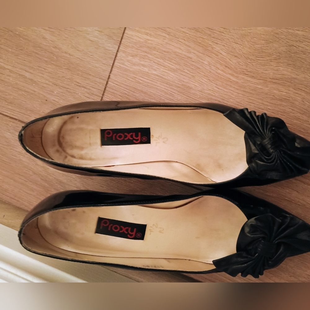 Chic Black Heels with Bow Accent - Picture 4 of 8